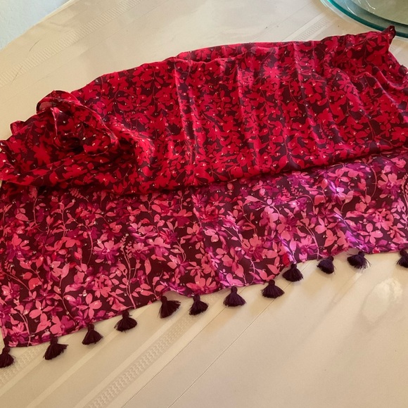 “NEW” ISAAC MIZRAHI LIVE! PRINTED SCARF WITH TASSEL HEM (72” L X 27” W) - Picture 2 of 6